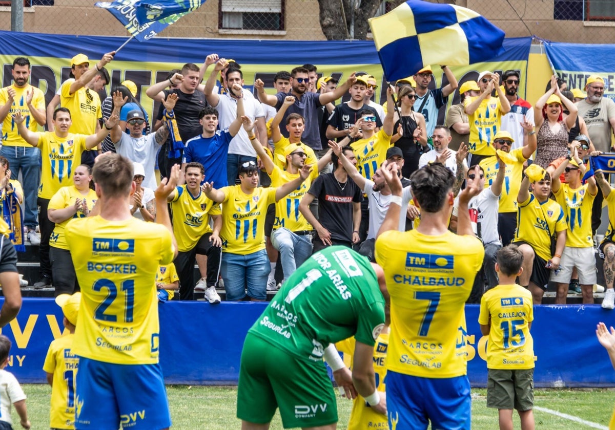 Los jugadores del Orihuela en un partido de la pasada temporada