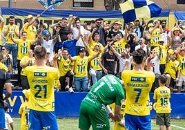 Los jugadores del Orihuela en un partido de la pasada temporada