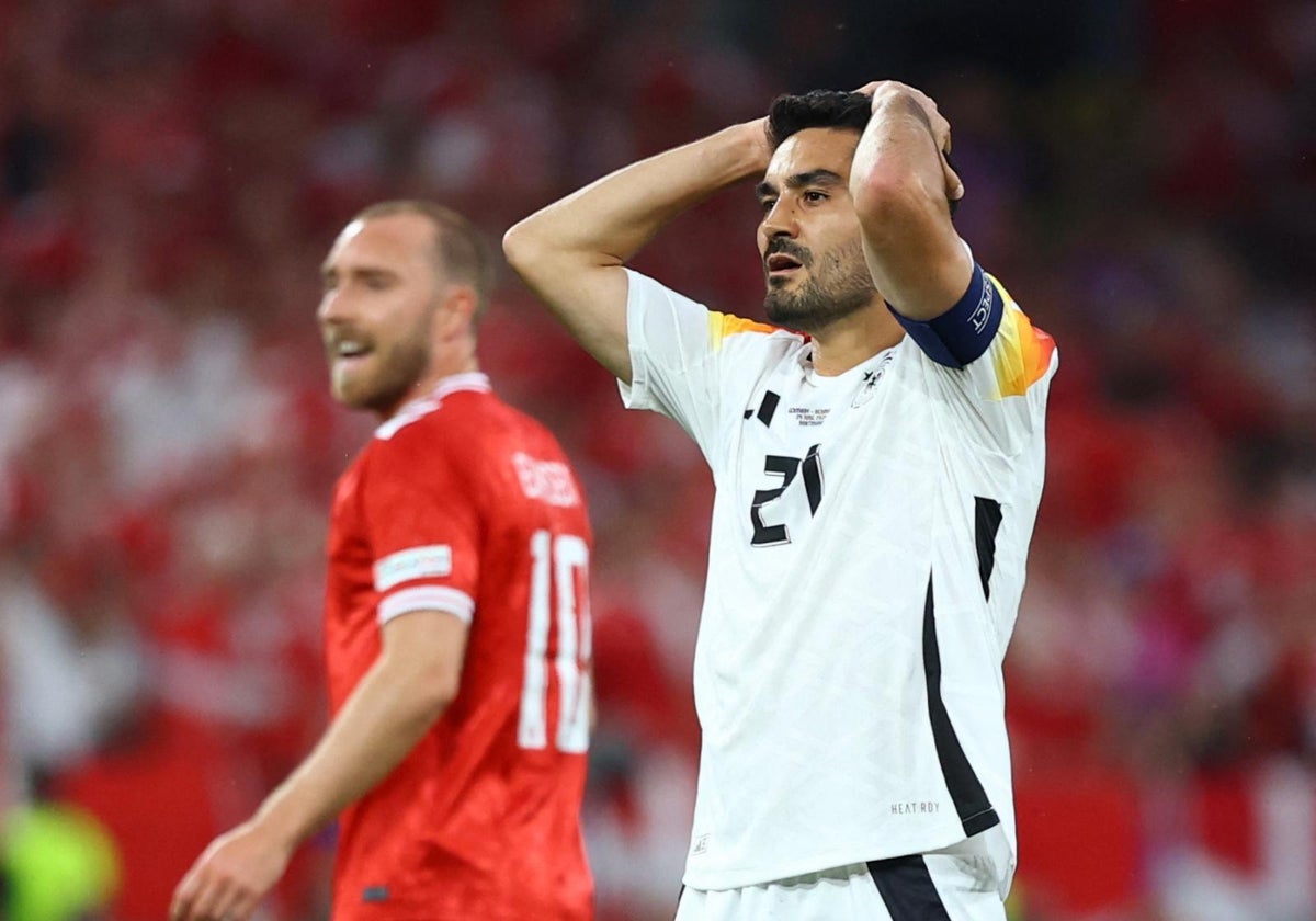 Gündogan se lamenta durante el partido de Alemania ante Dinamarca