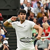 Alcaraz tira de orgullo, fe y sufrimiento para superar a Tiafoe y alcanzar los octavos