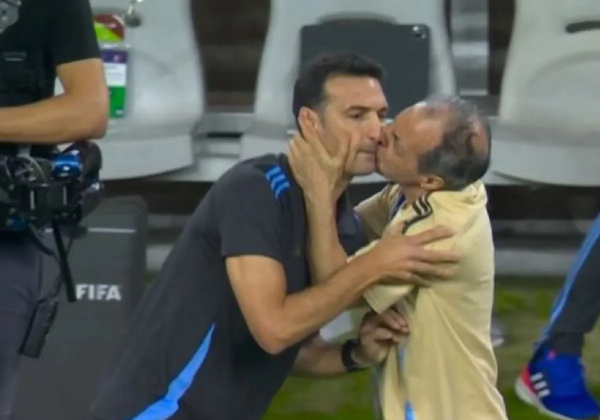Marito, utillero de Argentina, besa en la boca a Lionel Scaloni