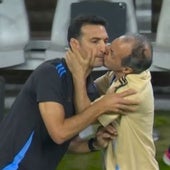 El beso en la boca «no consentido» del utillero de Argentina al seleccionador Scaloni