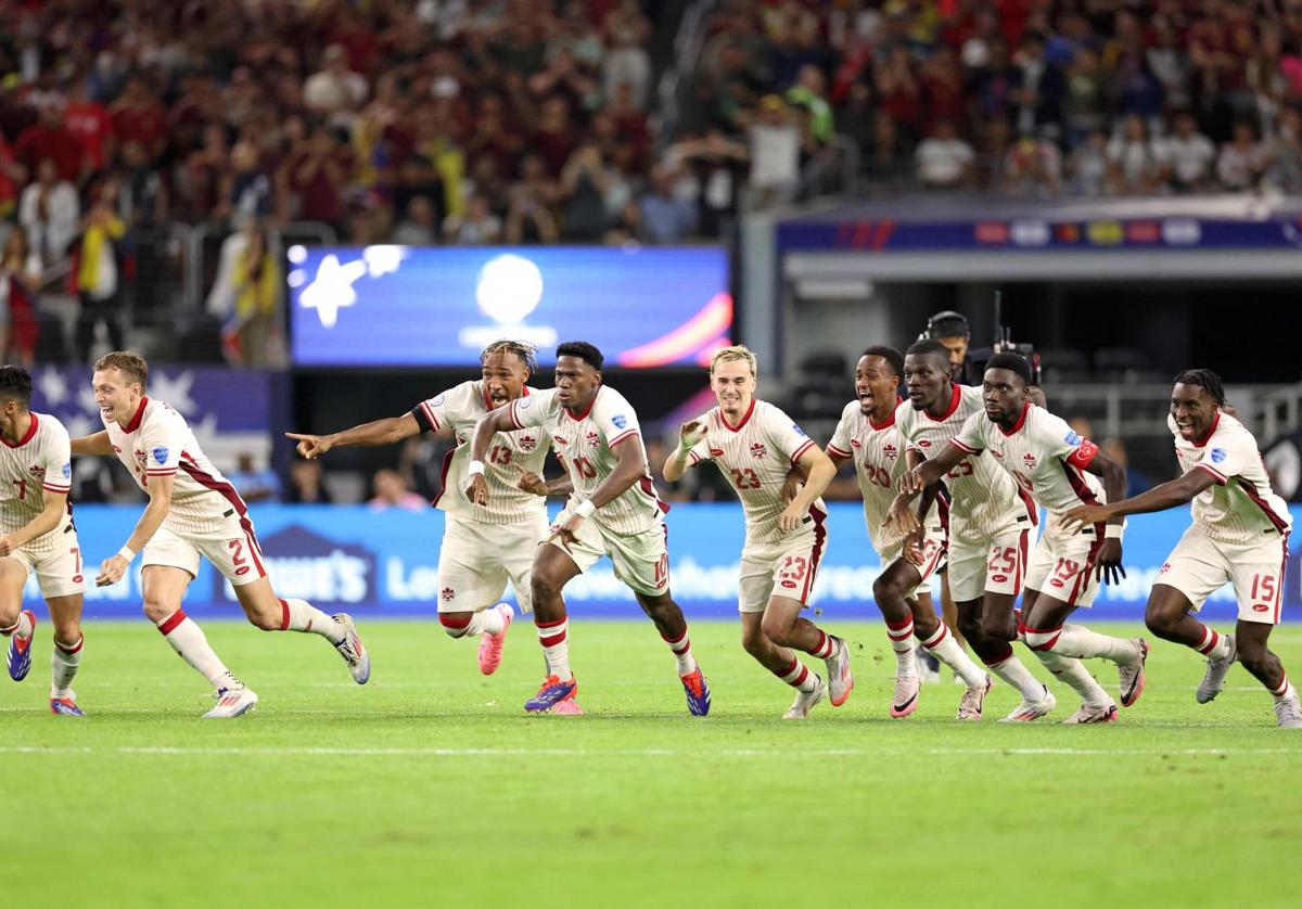 Los jugadores de Canadá celebran su victoria tras la tanda de penaltis