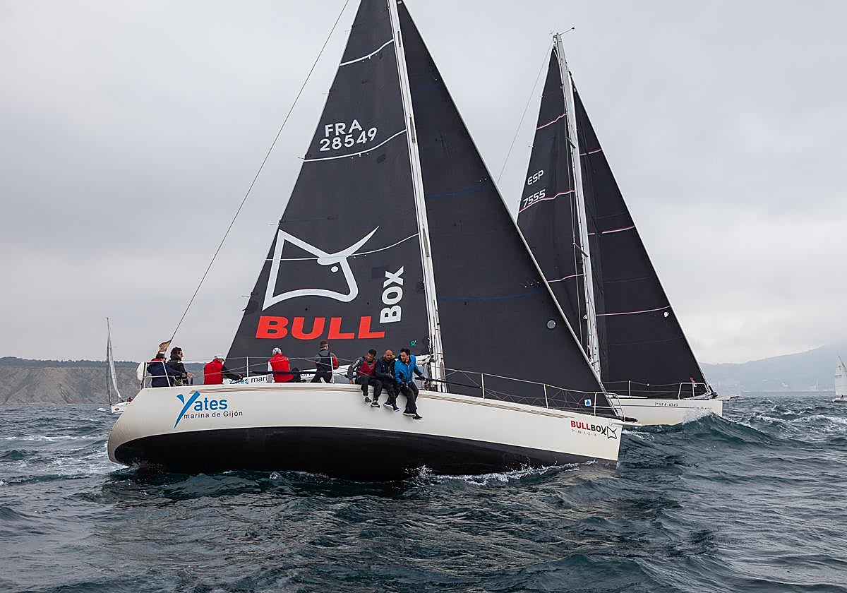 El «Bullbox» lidera la XXXIII Regata Costa Vasca tras la primera jornada
