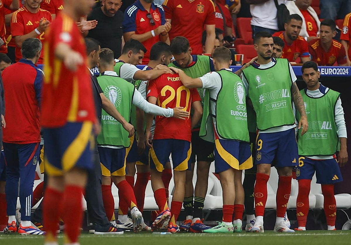 Pedri, tras salir del campo lesionado el pasado viernes durante el partido contra Alemania