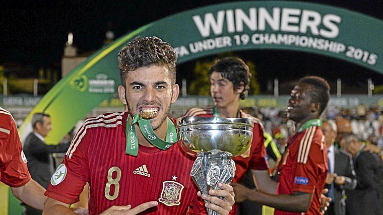 Dani Ceballos celebra la conquista del Europeo sub 19 en el año 2015, en Grecia