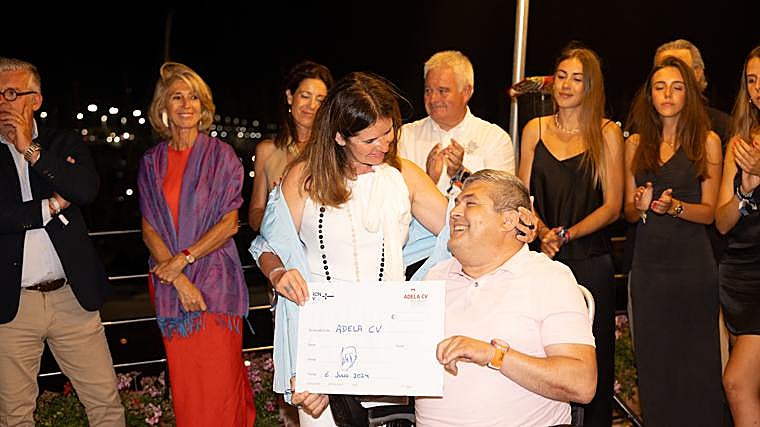 José Jiménez, presidente de ADELA recibe el cheque solidario del Real Club náutico de Valencia