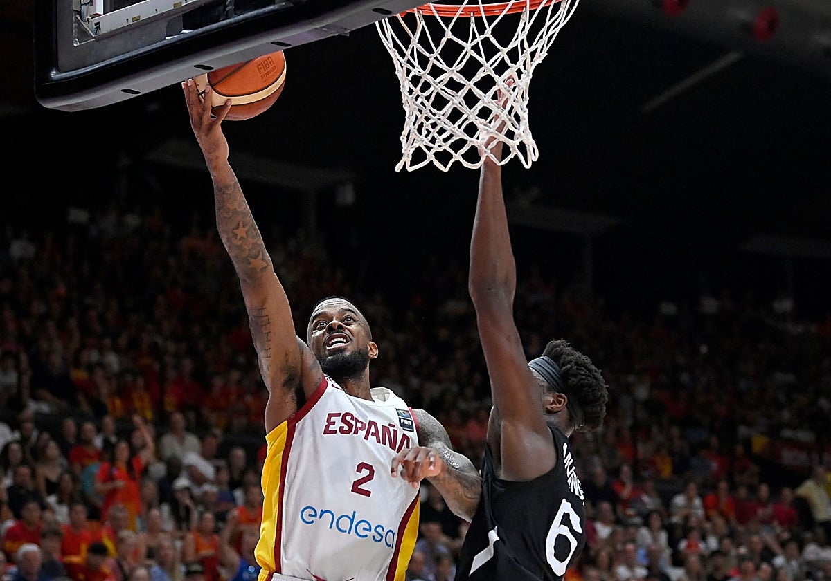 Lorenzo Brown entra a canasta ante Munnings