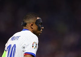 La máscara que esconde a Mbappé: «Debería jugar ya sin ella»