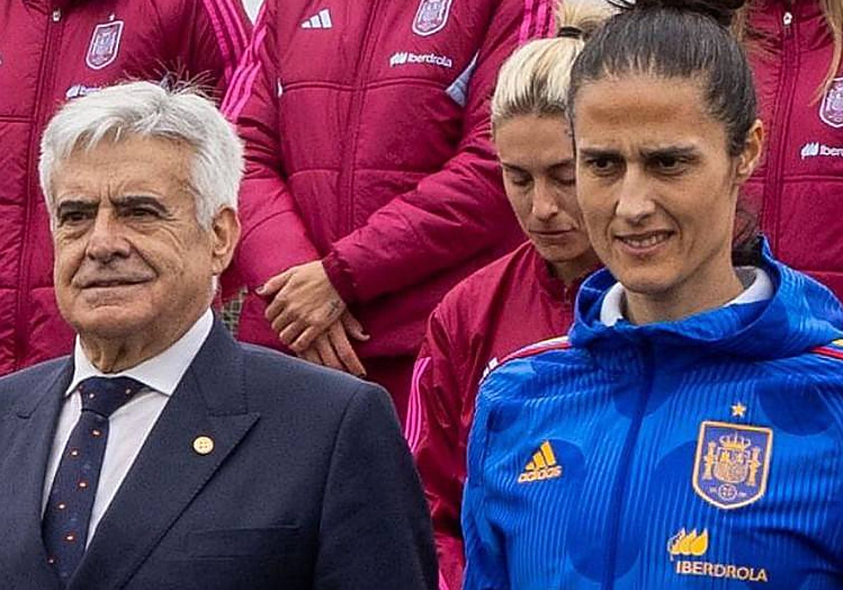 La seleccionadora Montse Tomé junto con el presidente de la Real Federación Española de Fútbol, Pedro Rocha