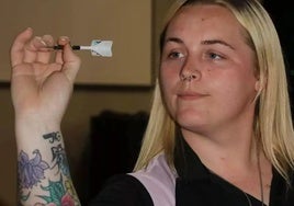 Expulsan a una jugadora transexual de un torneo de dardos: «Estoy destrozada, quiero acabar con todo»