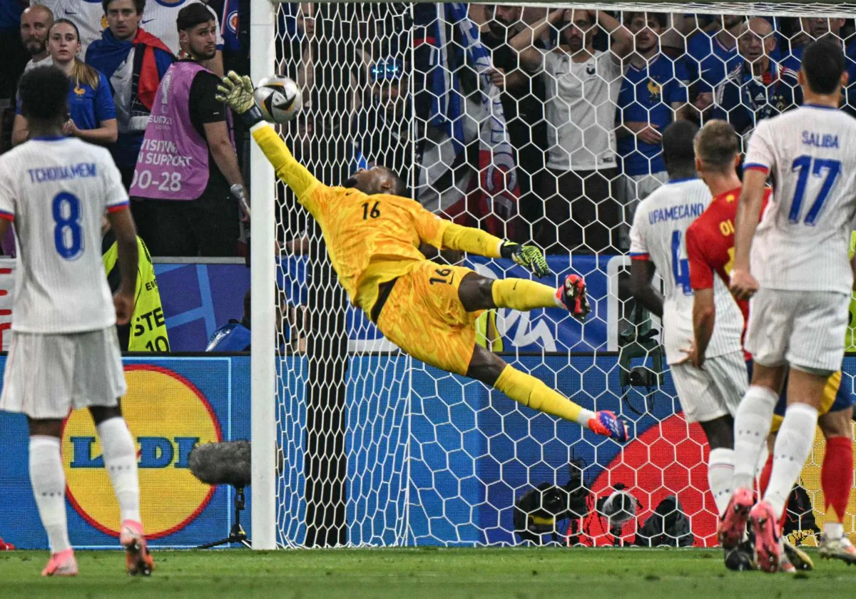 Yamal's spectacular shot beats Maignan, the French goalkeeper.