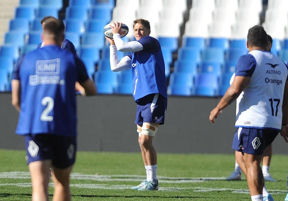 El jugador Oscar Jegou sostiene el balón en vísperas del partido de rugby entre Argentina y Francia