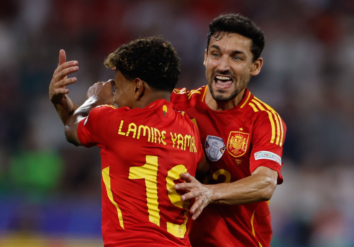 El delantero de la selección española Lamine Yamal celebra con Jesús Navas tras marcar ante Francia