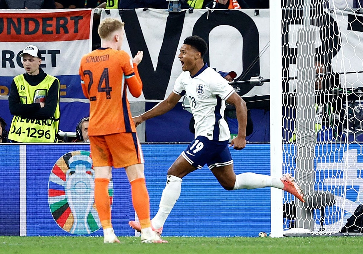 Ollie Watkins celebra el gol de la victoria de Inglaterra