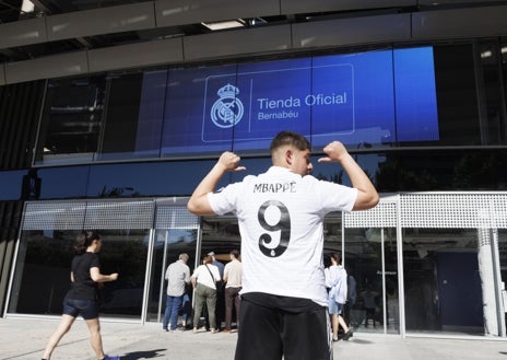 Imagen secundaria 1 - Seguidores blancos posando con la camiseta de Mbappé