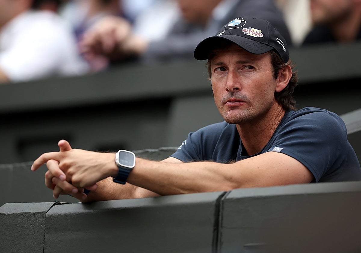 Juan Carlos Ferrero observa s Alcaraz durante un partido en Wimbledon