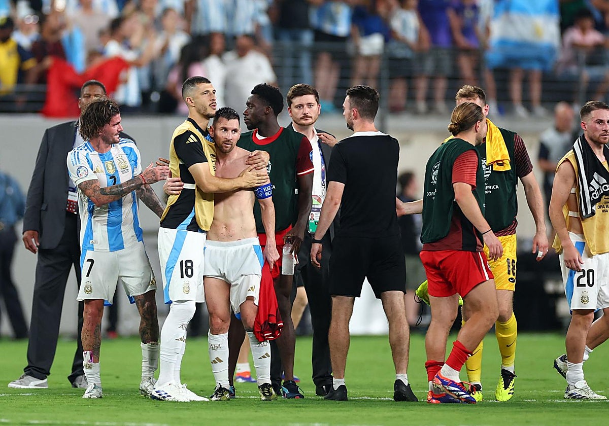Guido abraza a Messi al término de la semifinal ante Canadá