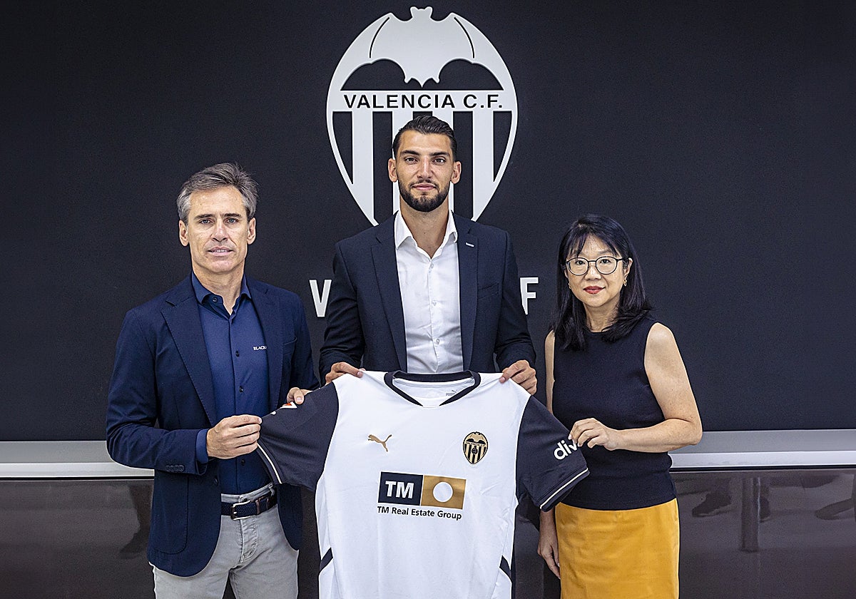 Rafa Mir posa con la camiseta del Valencia