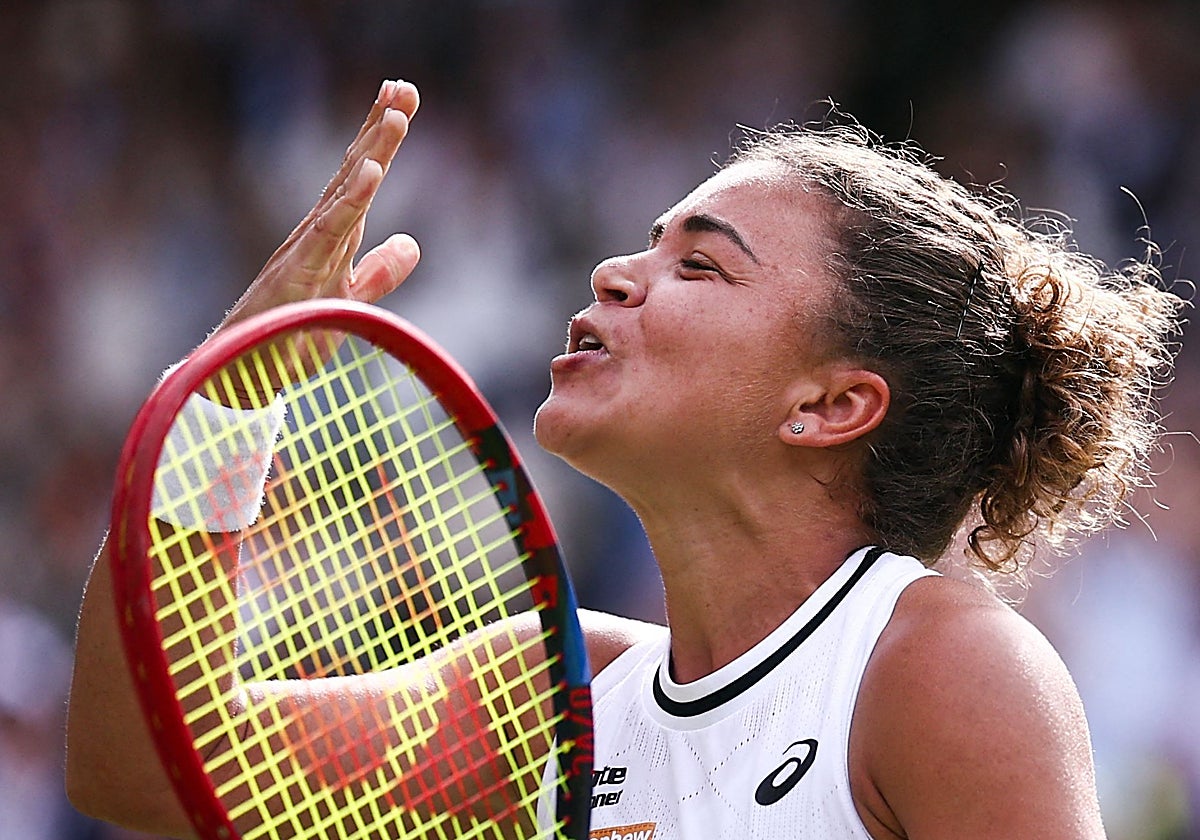 Jasmine Paolini saluda a su palco tras ganar a Vekic