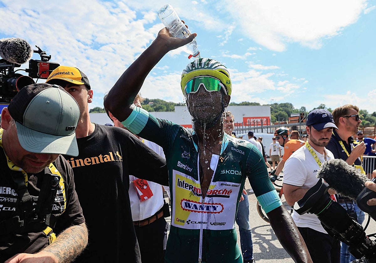 Girmay celebra su tercer triunfo en la etapa 12 del Tour de Francia
