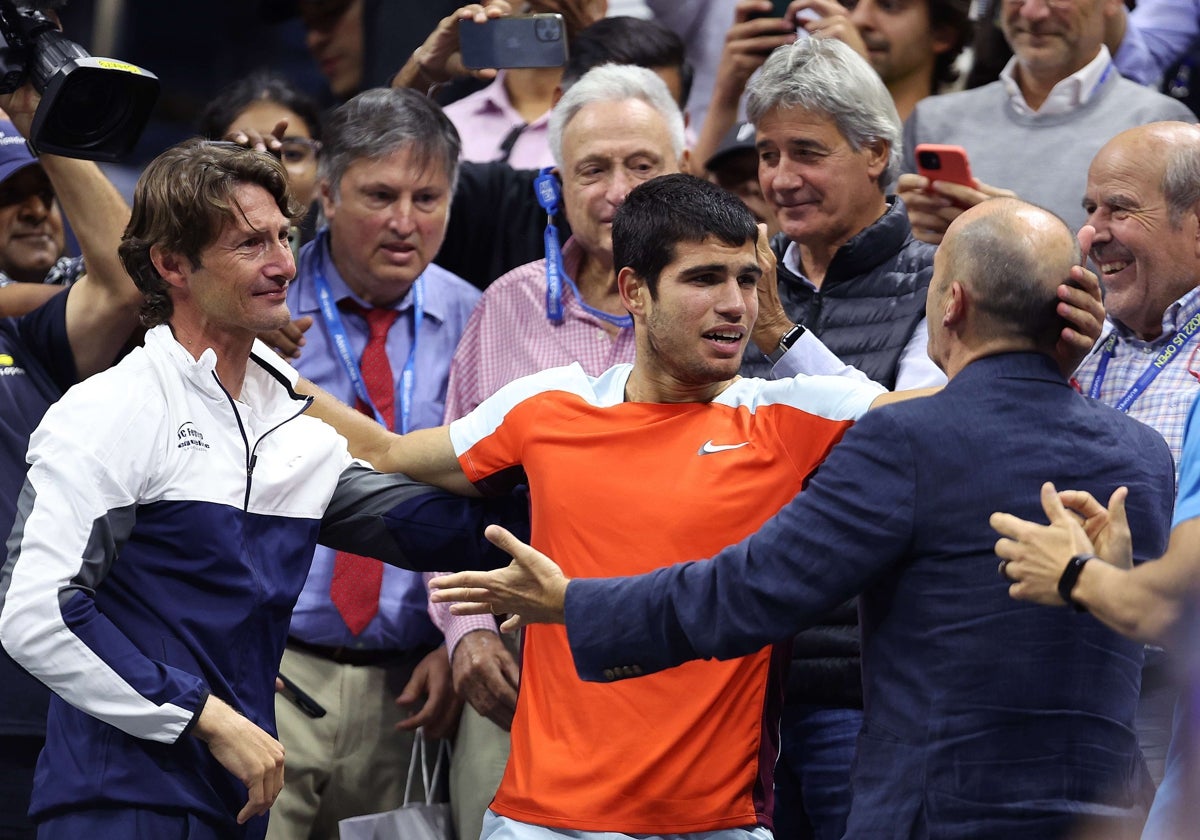 Alcaraz celebra con su equipo el título en el US Open 2022