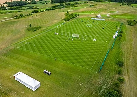 Imagen secundaria 1 - Inglaterra en la República de Weimar: resort de lujo, veto a las familias, torneos de dardos y golf, y un concierto de Ed Sheeran