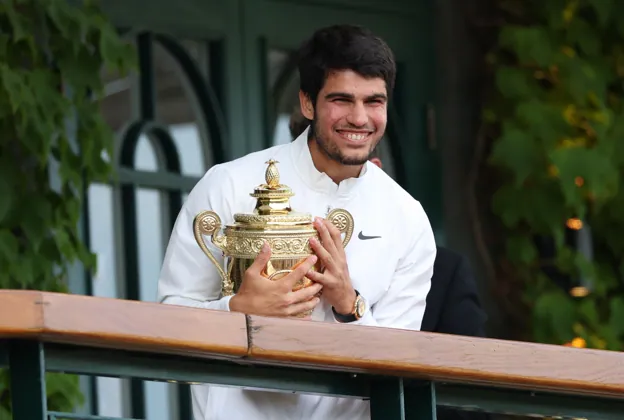 Carlos Alcaraz con el trofeo de Wimbledon