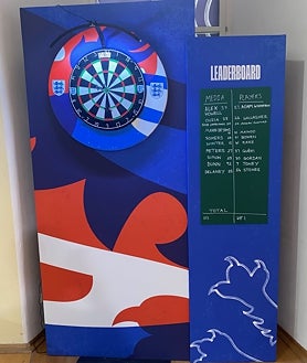 Imagen secundaria 2 - Inglaterra en la República de Weimar: resort de lujo, veto a las familias, torneos de dardos y golf, y un concierto de Ed Sheeran