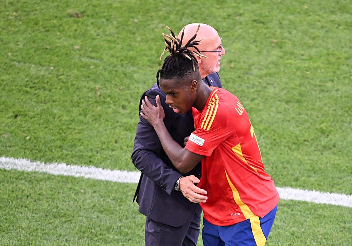 Luis de la Fuente y Nico Williams durante un partido de la presente Eurocopa