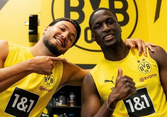 Rami Bensebaini y Soumaila Coulibaly posan en el regreso de los entrenamientos del Borussia Dortmund