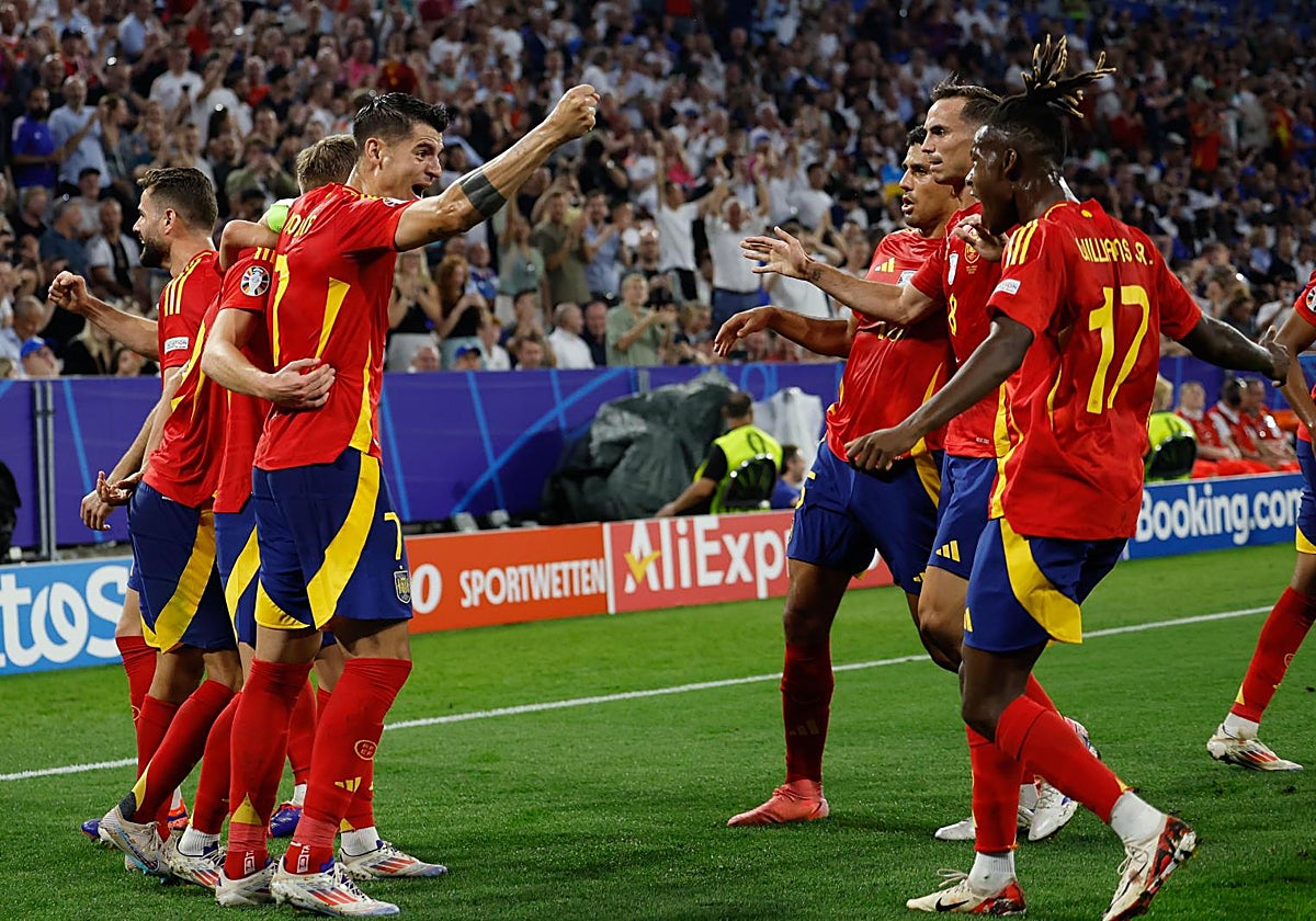 Los jugadores de la selección española celebran el gol de Dani Olmo ante Francia