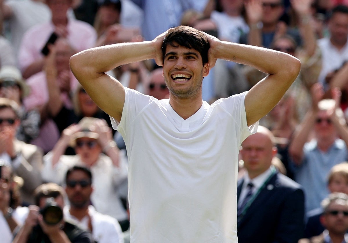 Carlos Alcaraz tras ganar a Djokovic en la final de Wimbledon 2024