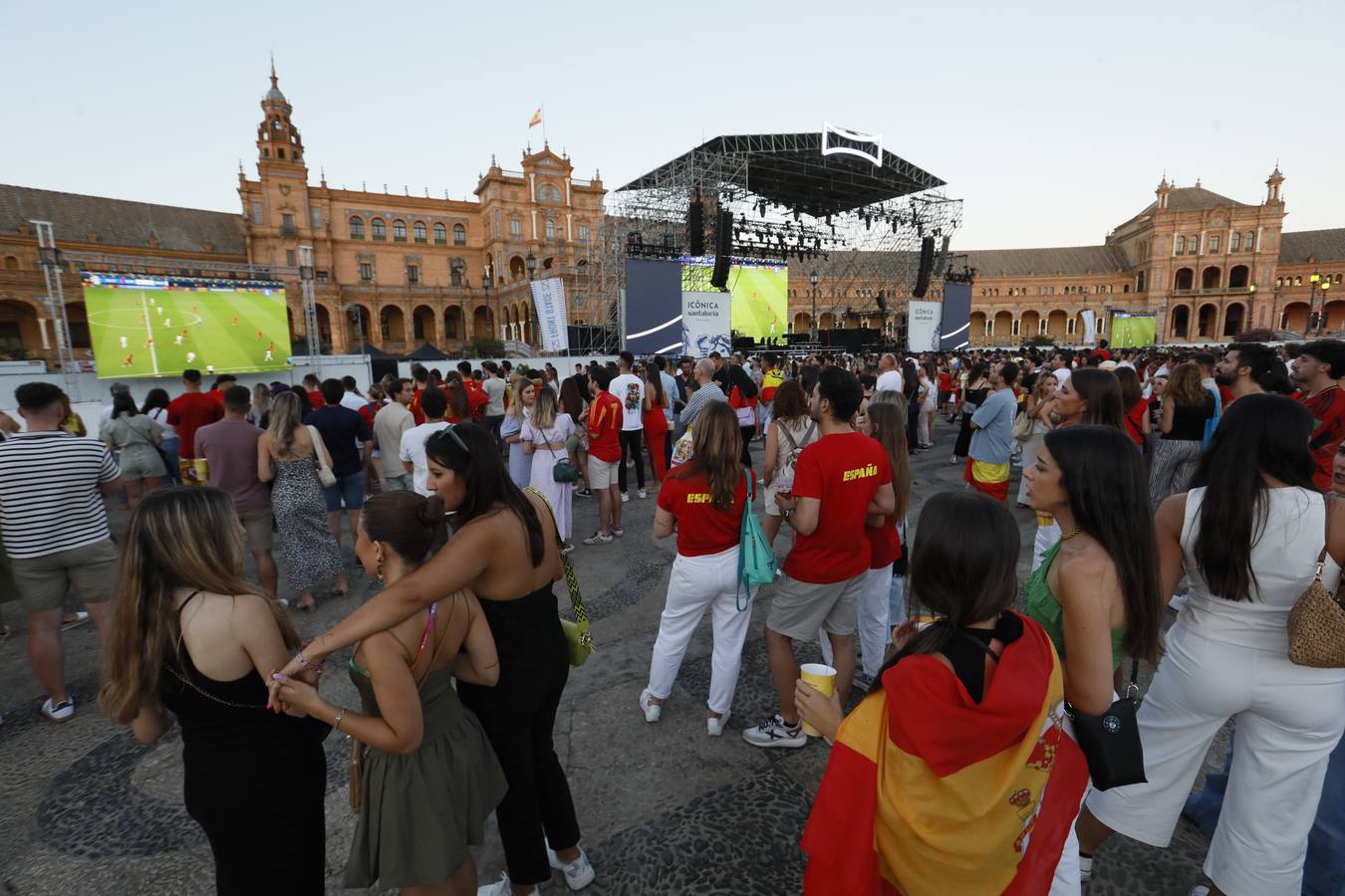 En la Plaza de España se siguió el partido en una pantalla colocada en el escenario del Icónica