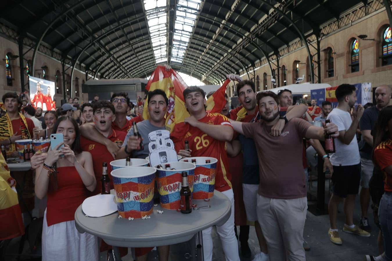 Numerosas personas han seguido el partido en el Centro Comercial Plaza de Armas, tanto en el hall principal como en en el cine