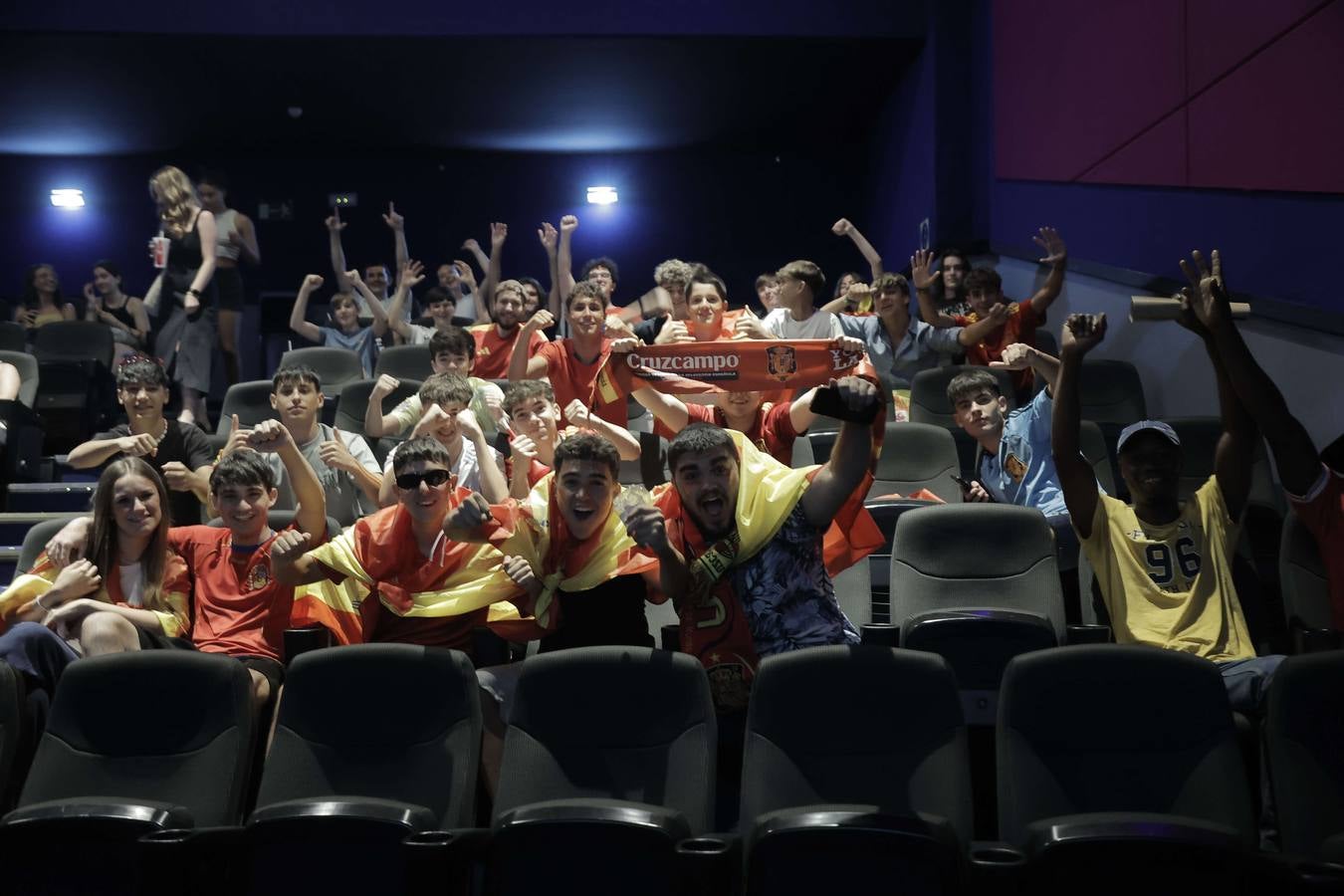 Numerosas personas han seguido el partido en el Centro Comercial Plaza de Armas, tanto en el hall principal como en en el cine