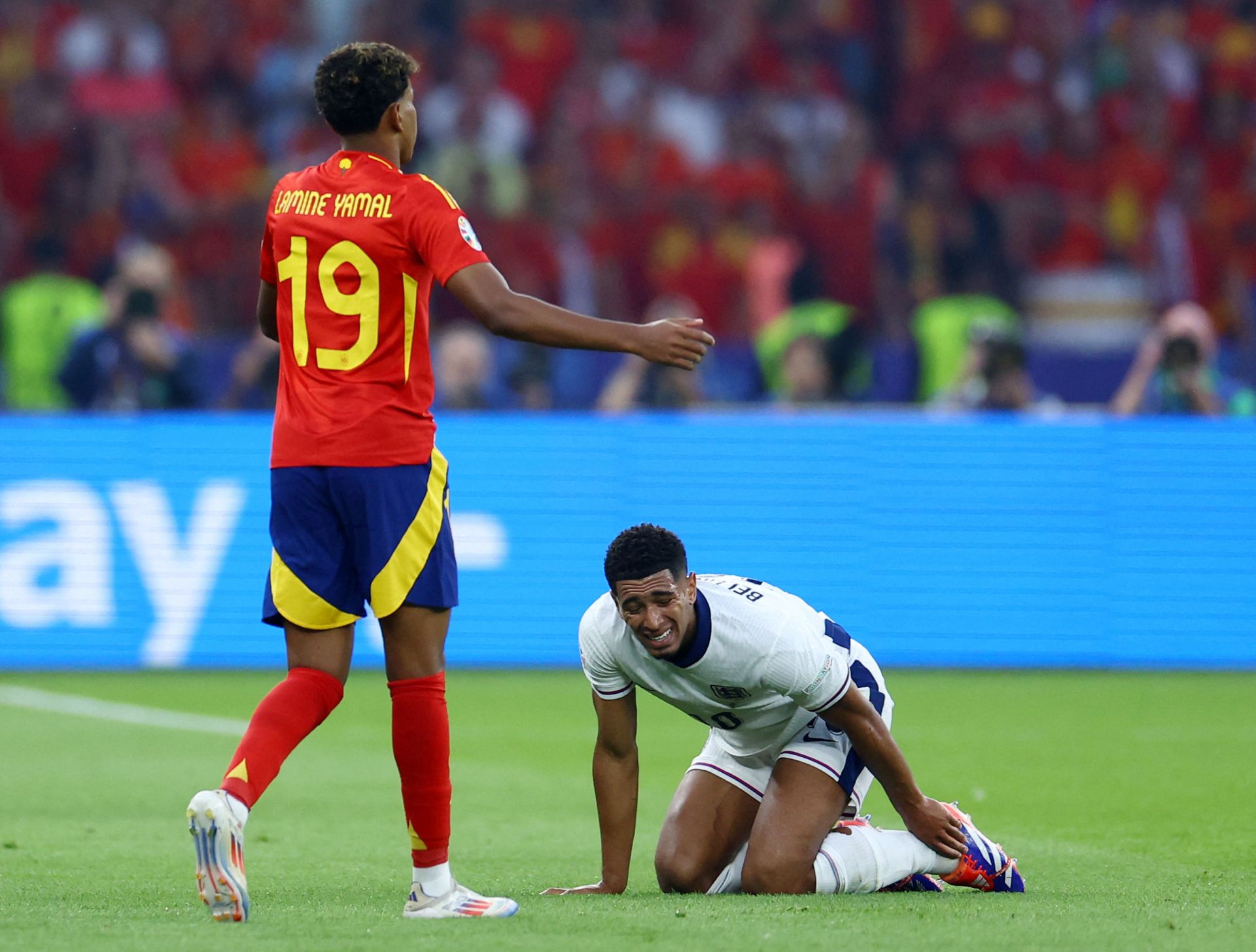 Lamine Yamal quejándose con el '10' inglés doliéndose en el suelo