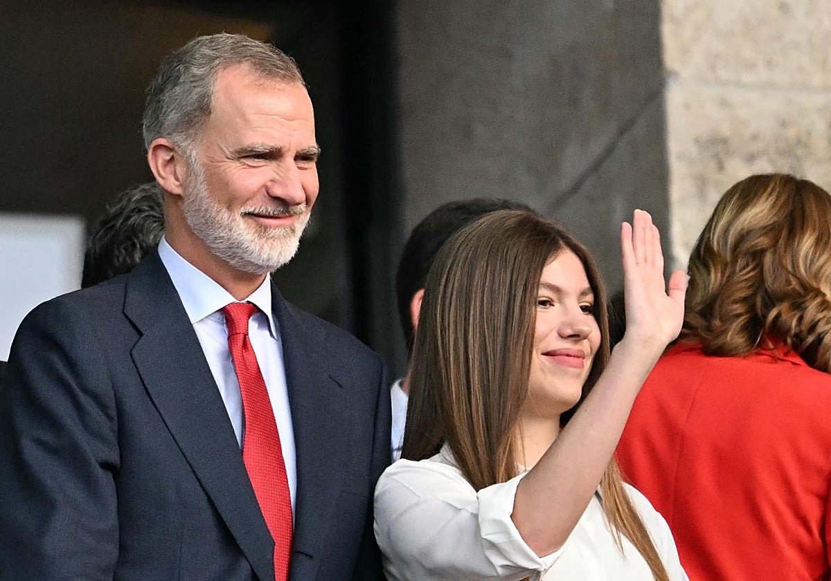 El Rey Felipe VI junto a la Infanta Sofía, durante la final de la Eurocopa