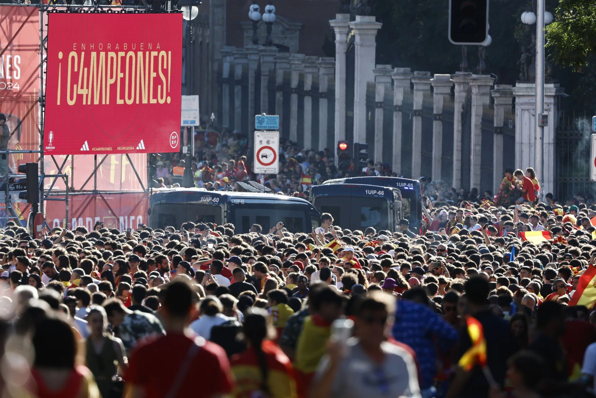 Aficionados en la Plaza de Cibeles esperan la llegada de España