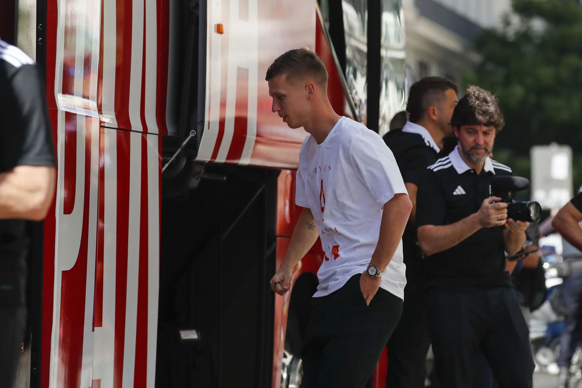 Dani Olmo sube al autobús para celebrar la Eurocopa