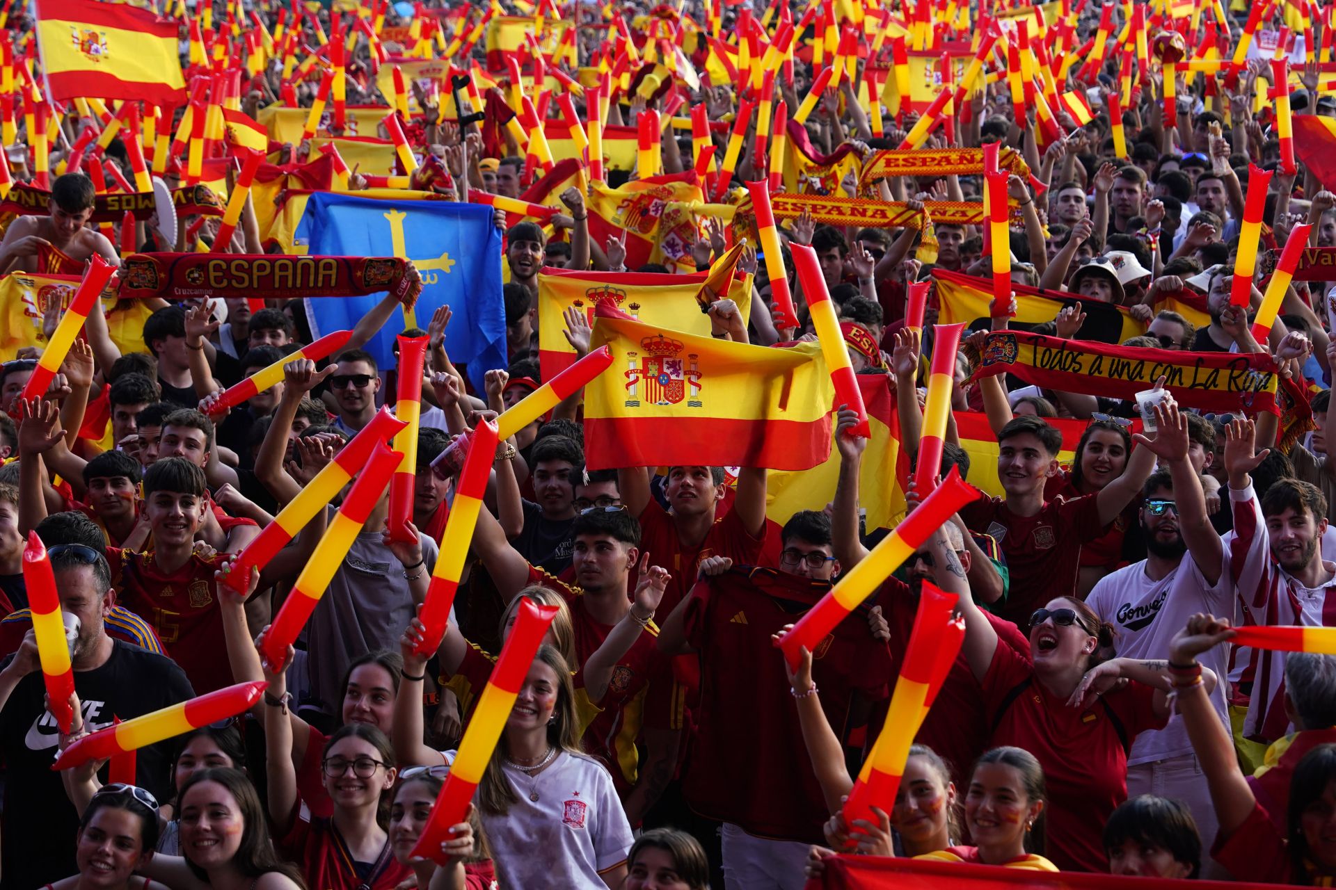 Un gran número de aficionados ha salido a las calles de Gijón ha celebrar la contundente victoria española