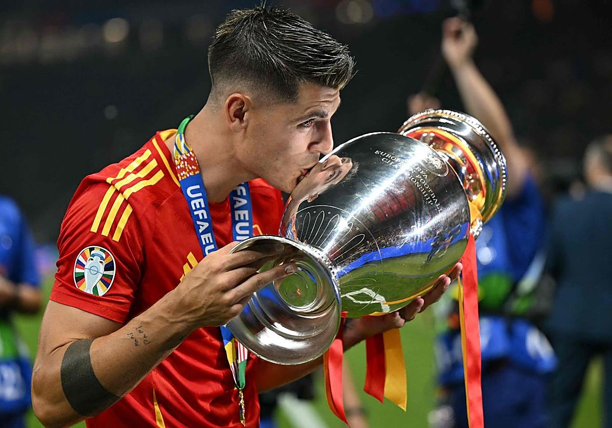 El capitán Álvaro Morata besando la copa de campeón