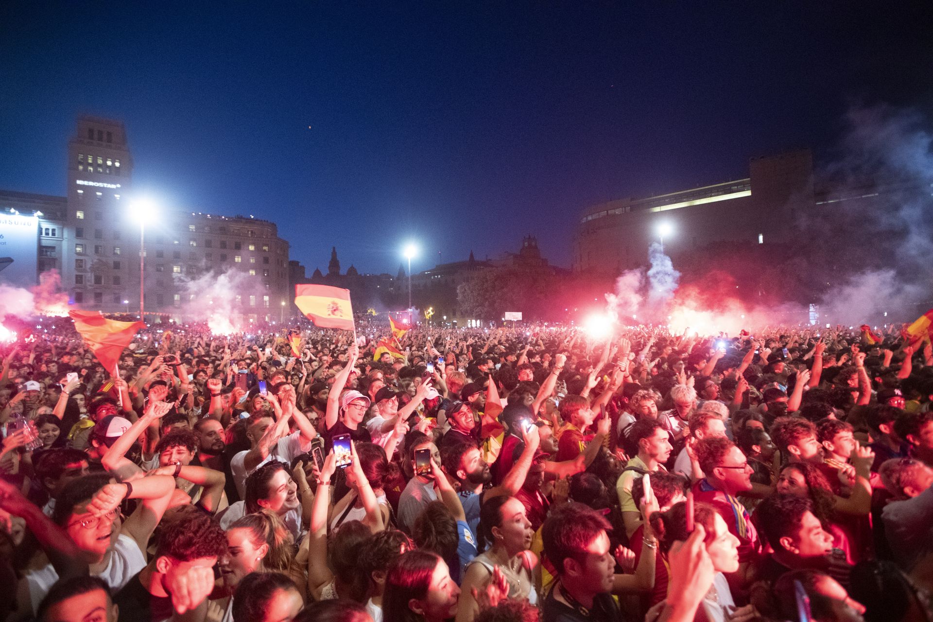 Al sonar el pitido final, en Barcelona, se encendian las primeras bengalas en forma de alegría y emoción