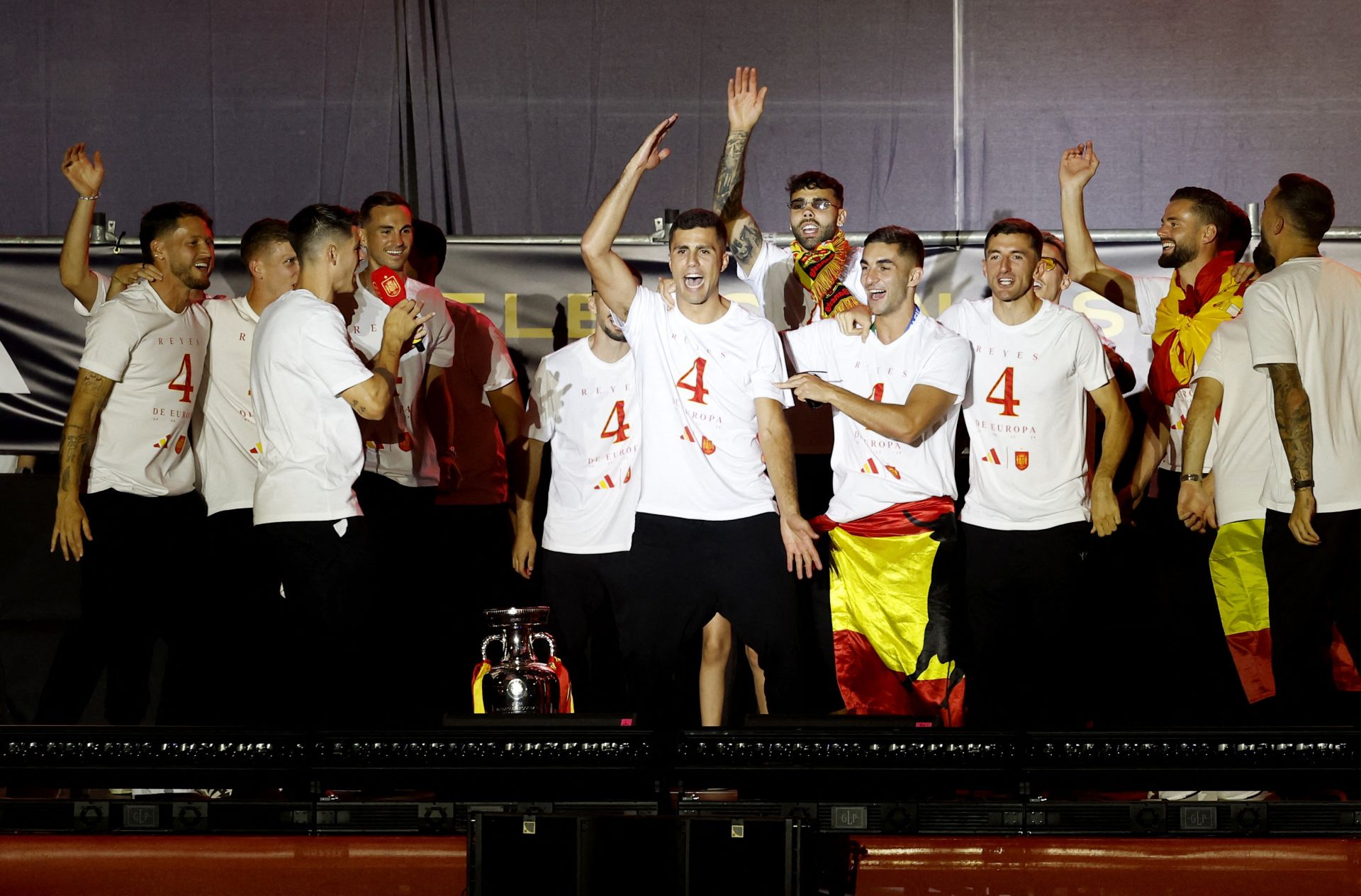 Con Morata a los mandos, la Selección ha salido uno por uno a presentarse delante de miles de seguidores vestidos con la camiseta de España