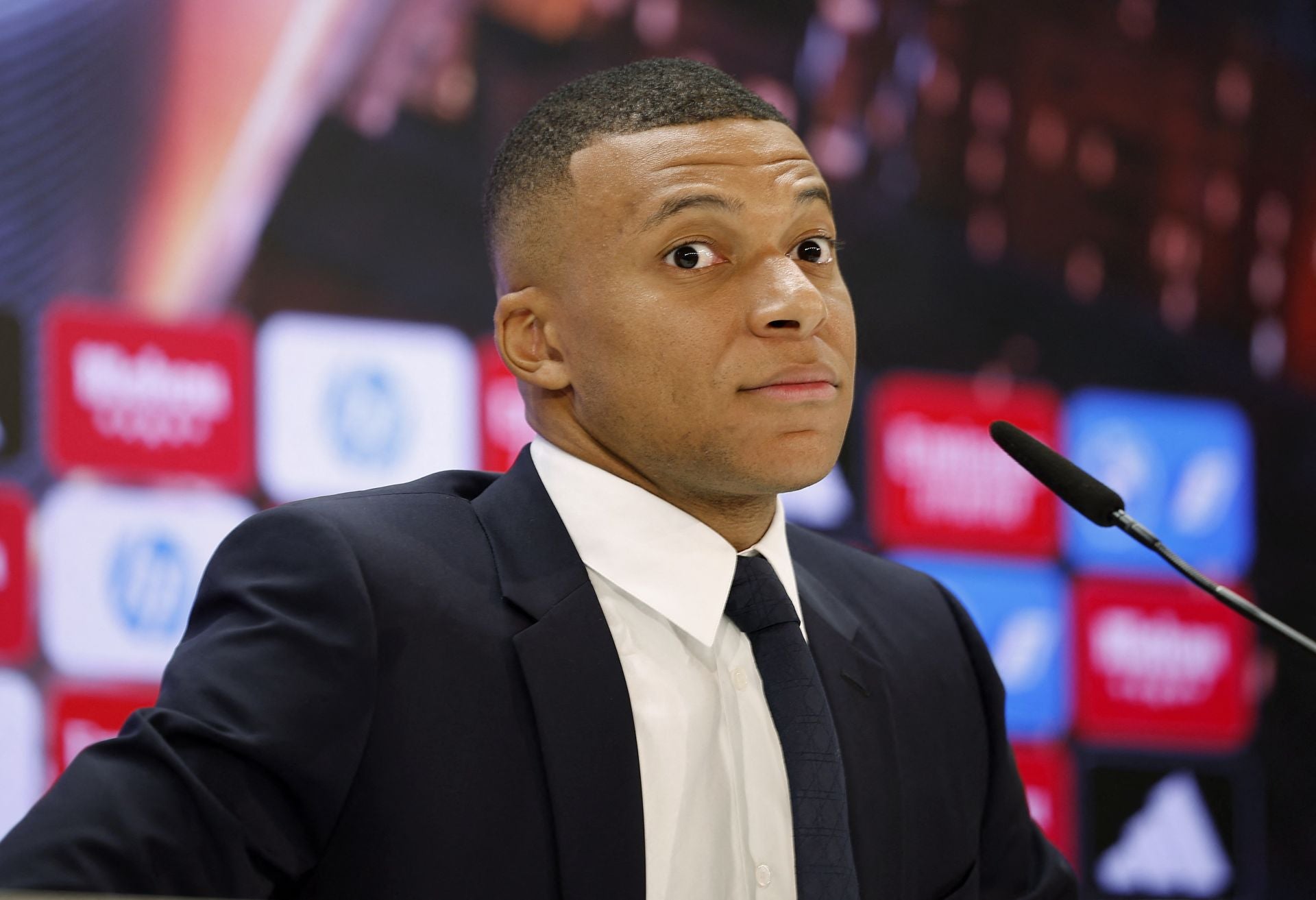 Tras más de una hora de espera desde que se ha marchado del césped del Bernabéu, Mbappé ha dado su primera rueda de prensa como futbolista blanco.