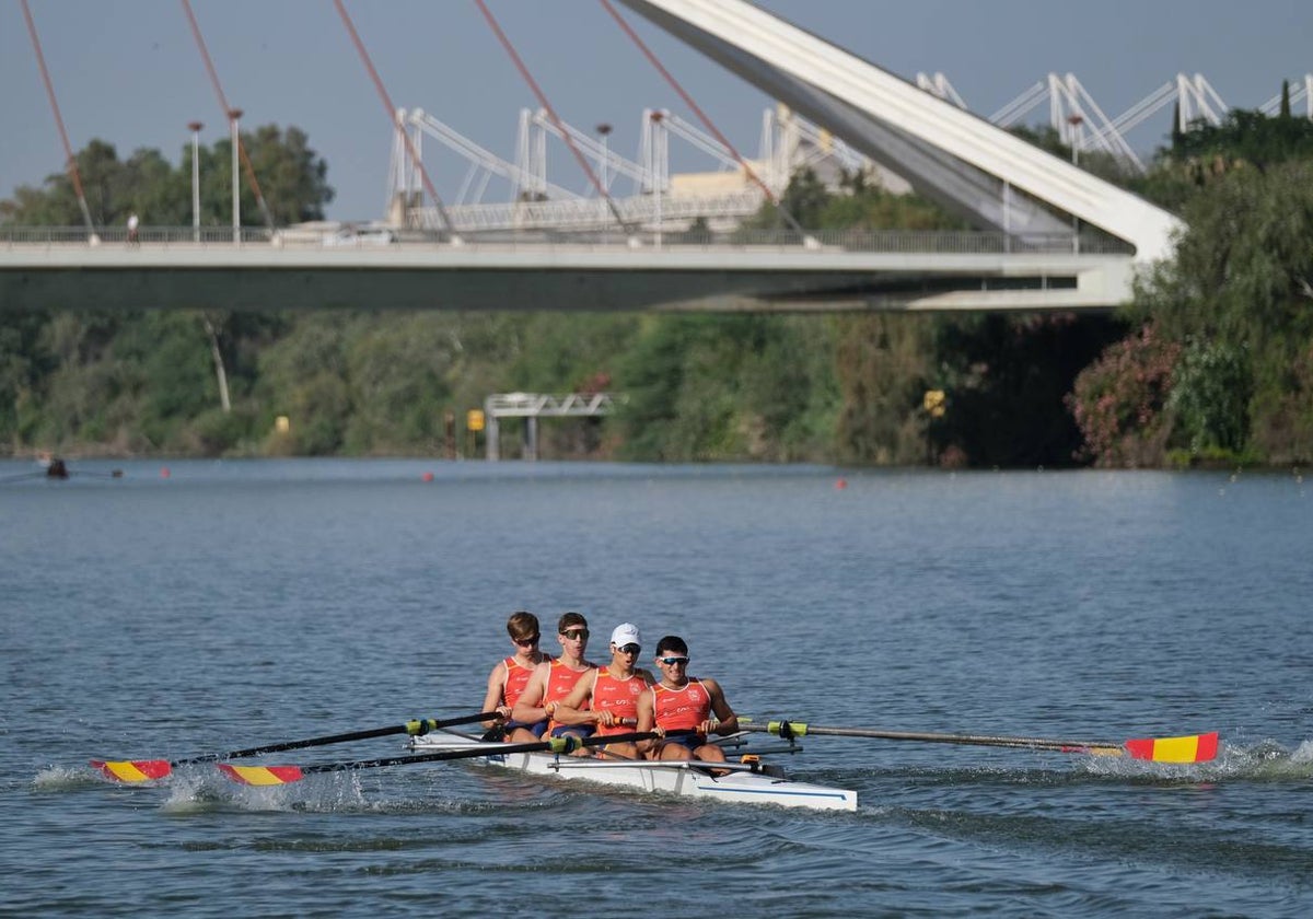 Un barco de la selección española de remo compitiendo en la lámina del Guadalquivir