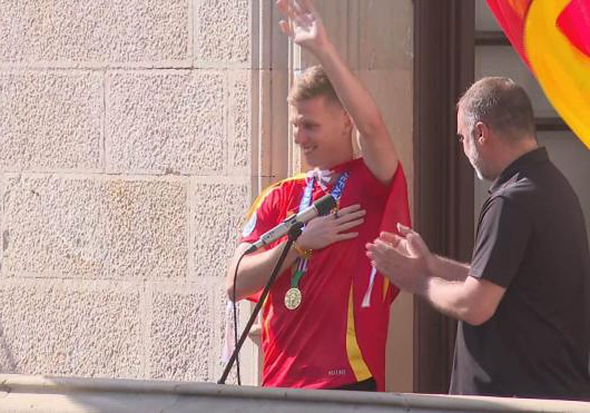 Miles de personas reciben y homenajean a Dani Olmo en Tarrasa tras ganar la Eurocopa