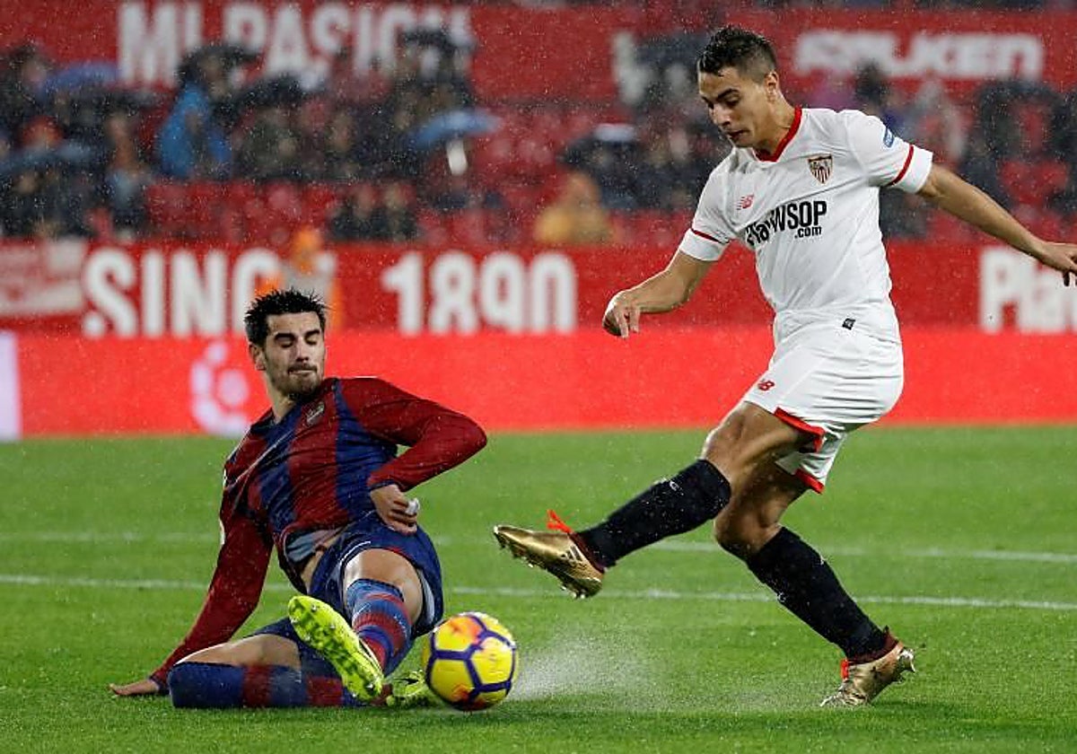 Ben Yedder, y el defensa del Levante José Manuel Rodríguez «Chema» durante un partido de Liga