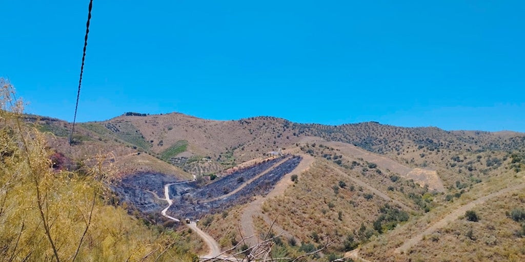 Los fuegos artificiales fabricados por cazadores ayudan a apagar un incendio forestal en Macharaviaya