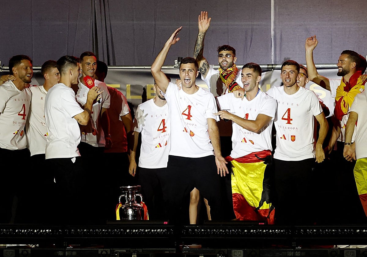 Morata y Rodri, durante la celebración de la selección española en Cibeles